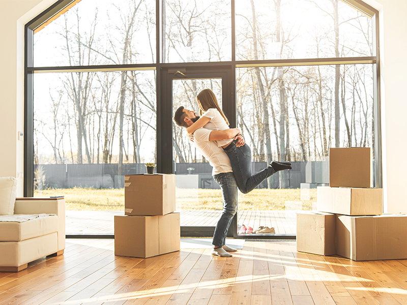 Zwei Personen in einem Raum mit Umzugskisten